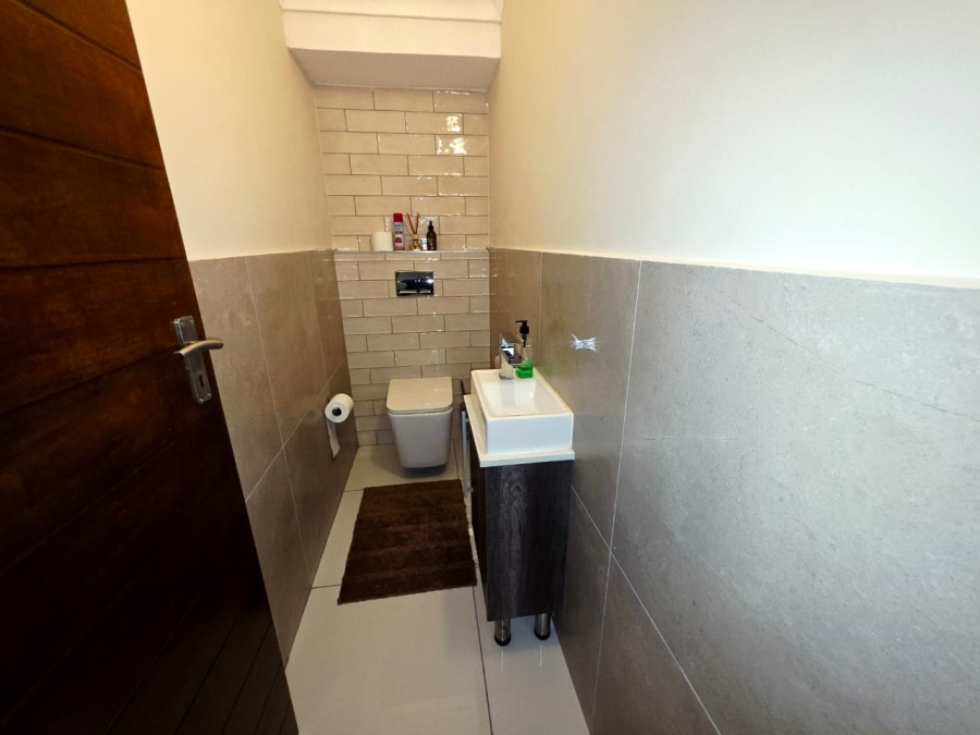 6 Bedroom Property for Sale in Sandown Western Cape